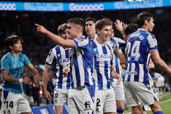 Los jugadores de la Real celebran el 2-0, obra de Barrenetxea.