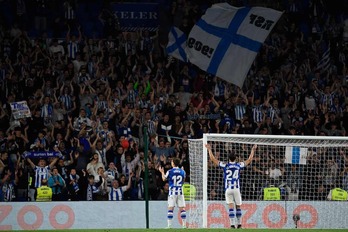 Aihen y Le Normand agradecen el apoyo a la grada después de ganar al Real Madrid.