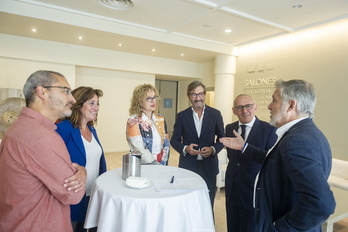 David Rodríguez, Eva López de Arroyabe, Cristina González, Iñaki Oyarzábal y Ramiro González junto al moderador, Aitor Buendia.