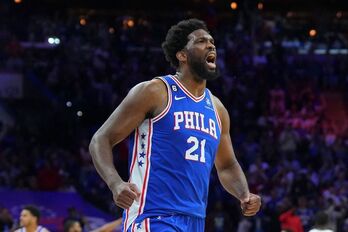 Joel Embiid, eufórico tras una acción, es el nuevo MVP de la NBA.