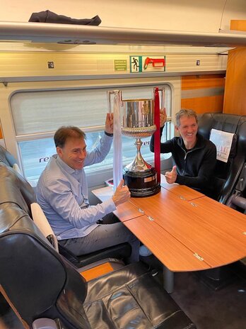 Rafa Martín Vázquez y Jon Andoni Goikoetxea posan con la Copa durante su viaje a Sevilla.