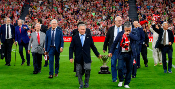 Dani y Clemente portan el trofeo conquistado en 1983.