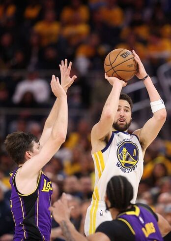 Klay Thompsonek zortzi hiruko sartu ditu eta Lakersen gainetik pasa da.