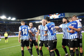 Los jugadores del Alavés celebran un gol en Mendizorrotza.