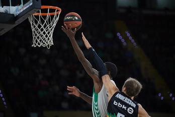 Andersson intenta taponar la penetración de un jugador del Betis.
