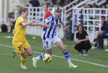 Franssi intenta avanzar por banda con la oposición de Walsh.