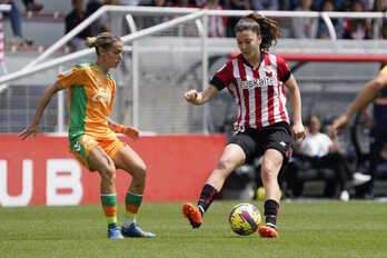 Paula Arana, autora del primer gol rojiblanco, trata de controlar el balón ante Ángela Sosa.