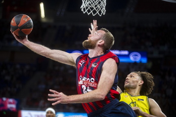 Costello intenta encestar ante la defensa del Gran Canaria.