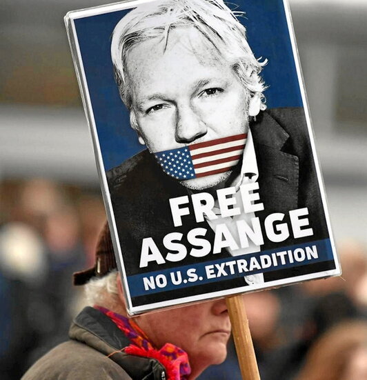 Imagen de Assange en una protesta contra su extradición.
