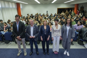 Mikel Lezama (PP), José Ignacio Asensio (PSE), Eider Mendoza (EAJ), Maddalen Iriarte (EH Bildu) eta Miren Echeveste (Elkarrekin Podemos), Donostian egindao eztabaida batean.