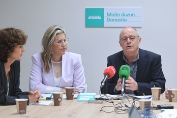 Juan Karlos Izagirre, junto a las integrantes de su plancha Olaia Duarte y Garbiñe Alkiza. 