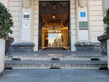 En las escaleras del Hotel Carlton aún se pueden ver los respiraderos del búnker del Gobierno Vasco.