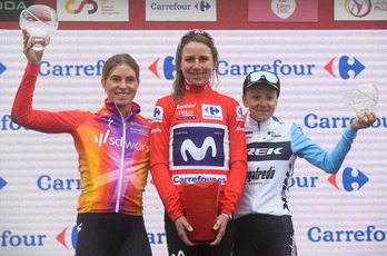 Demi Vollering y Annemiek van Vleuten en el podio final de la Vuelta con Gaia Realini.