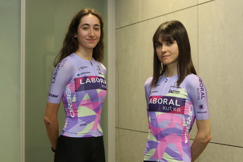 Eneritz Vadillo junto a Eider Merino, con la que correrá en la Itzulia.