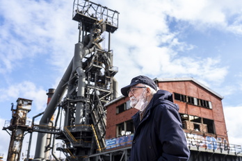 Un vecino pasa ante las antiguas instalaciones de Altos Hornos de Vizcaya (AHV) en Sestao.