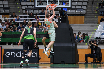 Matt Costello se cuelga a la contra, pese a la oposición de Kraag.