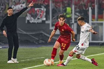 Xabi Alonso dirige al Leverkusen en la ida de semifinales de la Europa League en Roma.