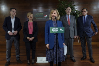 Eider Mendoza, Jabier Larrañaga, Arantxa Tapia, Jon Azua eta Ricardo Gatzagaetxebarria alboan dituela.