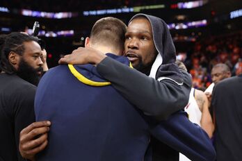 Resignado abrazo de Kevin Durant a Nikola Jokic tras la dura eliminación de Phoenix.