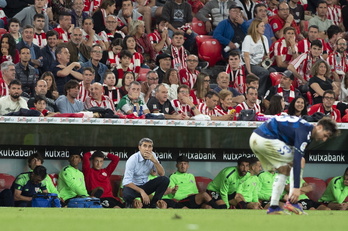 Ernesto Valverde observa a sus jugadores durante un partido en San Mamés.