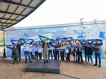 Hasta las bufandas han acompañado el acto de corte futbolero de González.