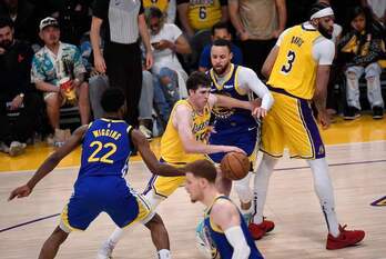 Austin Reaves rompe por la mitad a los Warriors.