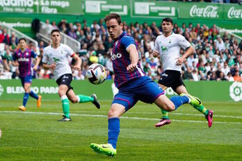 Bautista remata el balón, que tampoco hoy ha querido entrar.