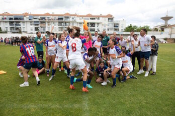 Plantilla, técnicos y aficionados armeros celebran el ascenso del Eibar en Granada.