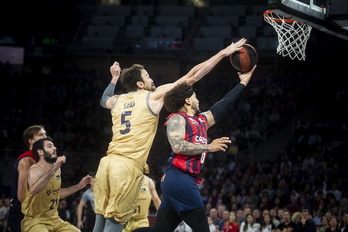 Taponazo de Sanli a un Howard que ha acabado algo desquiciado.