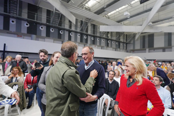 Feijóo saluda a Alonso, el único exalcalde del que se ha acordado.