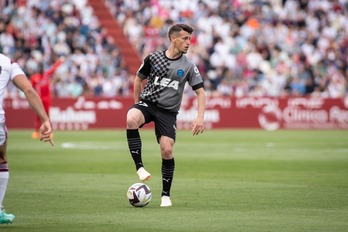 Javi López pisa el balón en el partido del Carlos Belmonte.