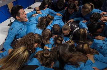 Taldekideek eta teknikariek inguratuta, kapitainaren orroarekin amaitu du prentsaurrekoa jokalari lasartearrak.