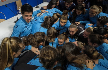 Iraia Iparragirre taldekideek eskaini dioten agurraren erdian.