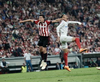Vivian ante En-Nesiry en el partido en San Mamés contra el Sevilla.