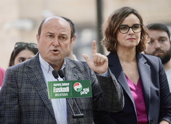 Andoni Ortuzar, junto a Elixabete Etxanobe, durante un acto de precampaña en Bilbo.