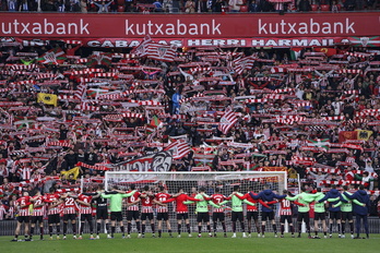 Los jugadores del Athletic saludan a la grada popular tras ganar el derbi.