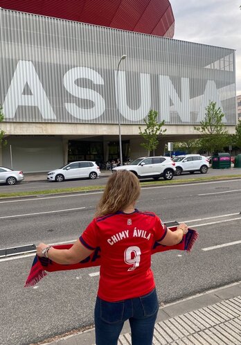 María Estévez, candidata de Vox en Iruñea, posando como aficionada osasunista con la camiseta del Chimy Ávila en el exterior de El Sadar.