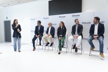 Mesa redonda entre los cinco candidatos, celebrada durante la precampaña en el campus de la Universidad de Deusto en Donostia.