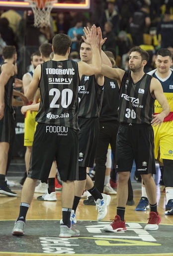 Sergio Llorente choca la mano de Dejan Todorovic.