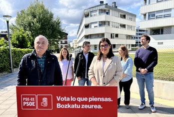 La candidata Carmen Díaz junto al consejero Iñaki Arriola, en la comparecencia sobre vivienda.