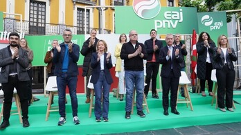 Urkullu, Mendoza, Egibar, el candidato a la Alcaldía, Xarles Iturbe, y otros aspirantes, en el mitin de Tolosa.