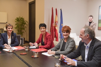 Bakartxo Ruiz y Adolfo Araiz, en Palacio, con María Chivite y Elma Saiz.