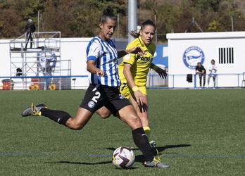 Una imagen del choque entre Alavés y Villarreal, uno de los rivales a los que todavía pueden superar las albiazules.