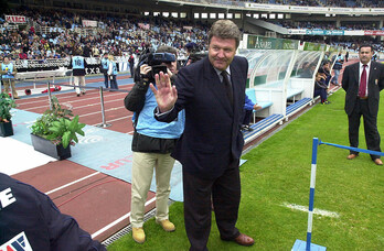 John Benjamin Toshack saluda en el estadio de Anoeta, en la temporada 2003-2004.