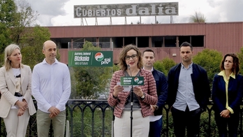 Elixabete Etxanobe, en la comparecencia ante la antigua fábrica de Dalia, acompañada de otros candidatos jeltzales.