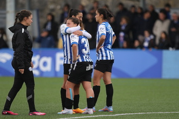 Fatima Pinto intenta consolar a una desconsolada Esther.