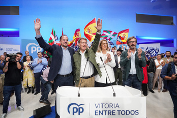 Ainhoa Domaica, junto a Carlos Iturgaiz, Alberto Núñez Feijóo e Iñaki Oyarzabal.