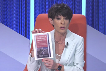 Maddalen Iriarte (EH Bildu), iragarki argigarria erakusten ETB-1eko eztabaidan.