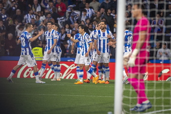 Los jugadores realistas celebran el golazo de Kubo en un momento clave ante la desesperación de Fernando.