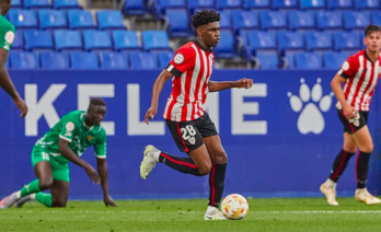 Junior Bita en un partido con el Bilbao Athletic.